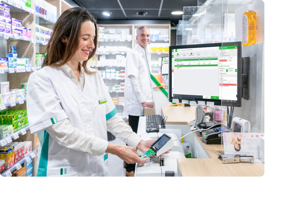 Pharmacienne smart rx utilisant le NEV au comptoir en train de lire une carte vitale