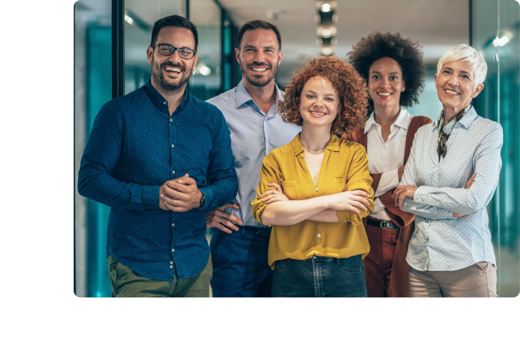 Groupe de collaborateurs smart ex souriant posément dans un couloir