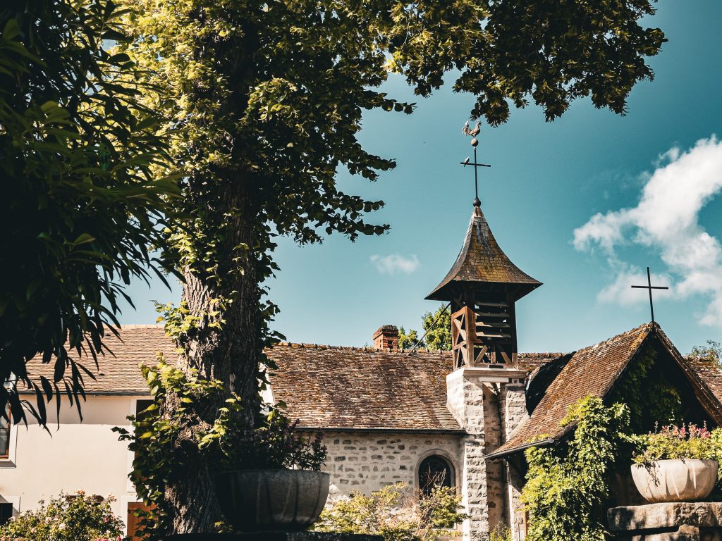 Chapelle à Barbizon sous ciel bleu