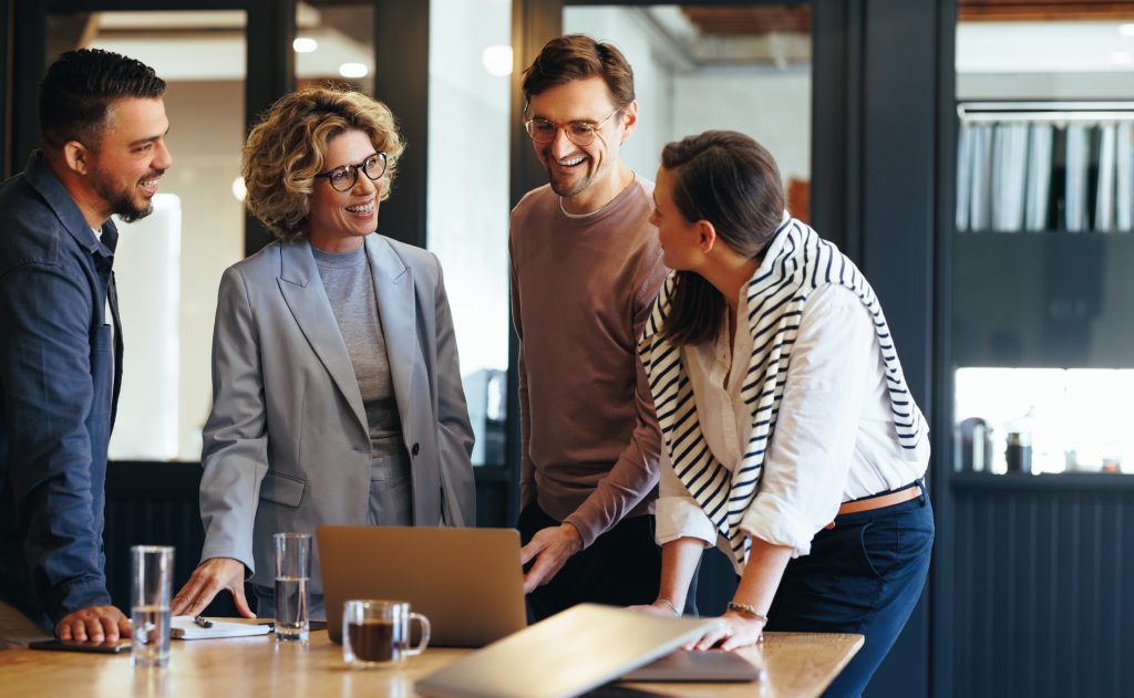 Personnes en discussion derrière un ordinateur chez Smart Rx