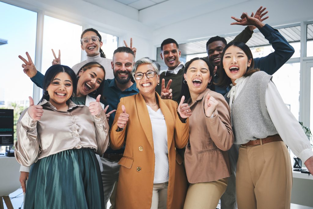 Groupe de collaborateurs avec le sourire dans un bureau d'entreprise