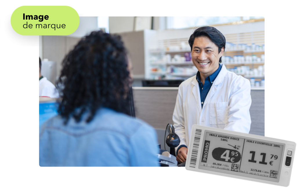 Pharmacien en blouse blanche discutant avec une patiente au comptoir