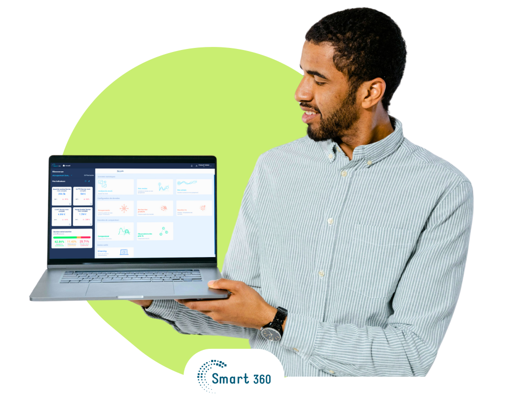 Homme montrant un ordinateur portable avec Smart 360 groupement