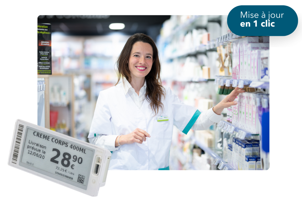 Pharmacienne souriant dans un rayon de pharmacie