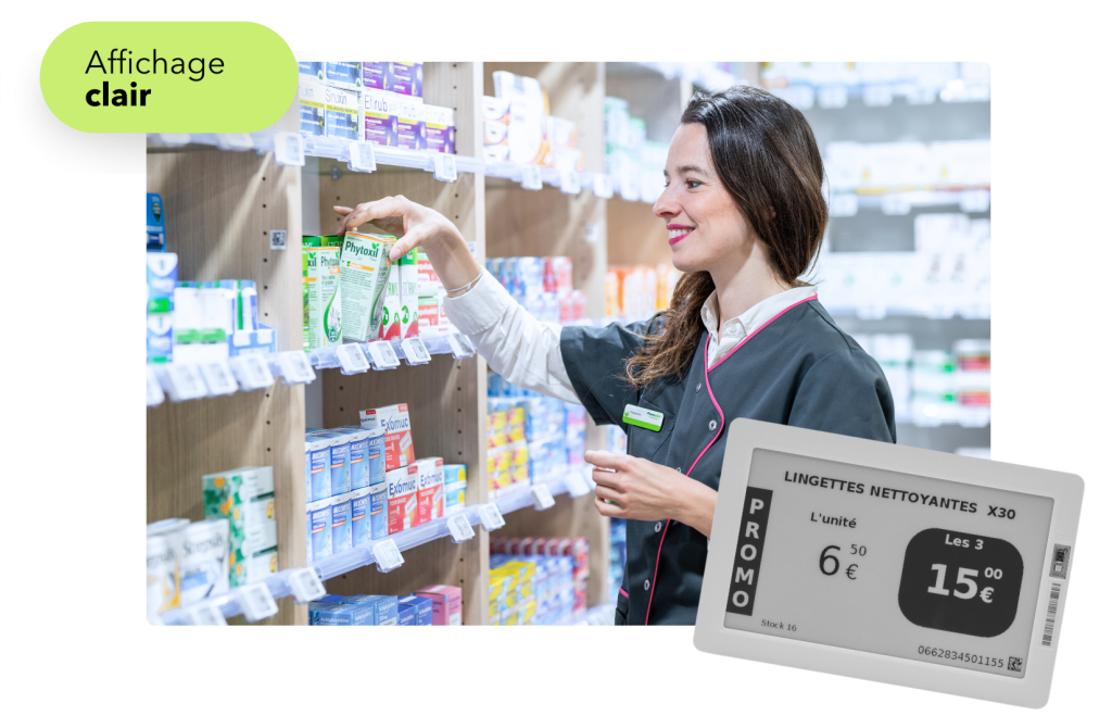 Pharmacienne prenant un produit dans un rayon de pharmacie