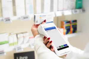 Pharmacienne encaissant avec le NEV Mobile