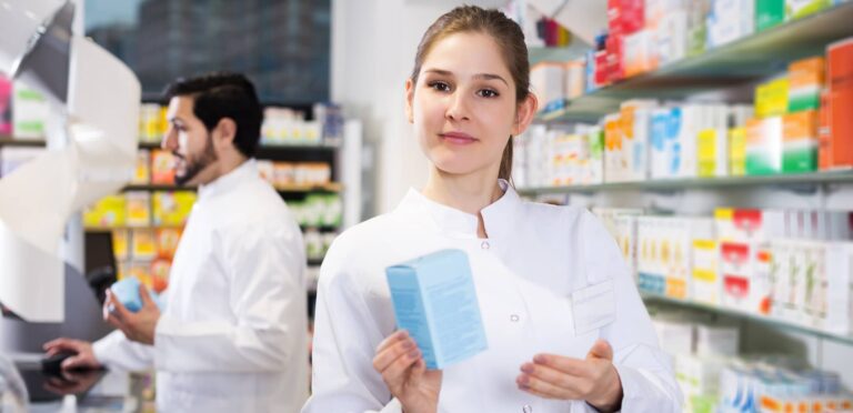 Alternante en blouse tenant des médicaments