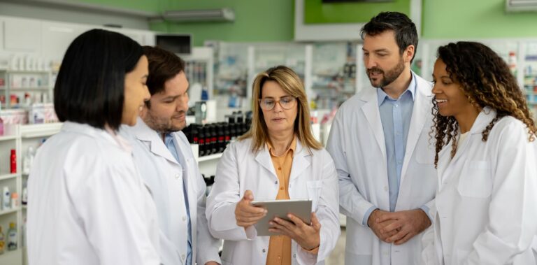 Groupe de pharmaciens en réunion dans une pharmacie