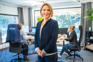 Marjorie Puthot debout dans un bureau