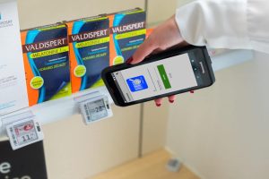 Pharmacienne scannant un code barre avec Smart Logi-Stock