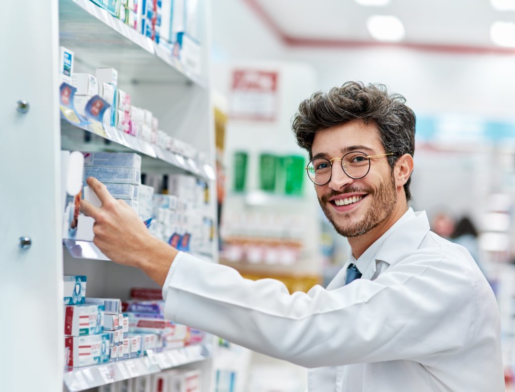 Pharmacien alimentant un stock de médicaments