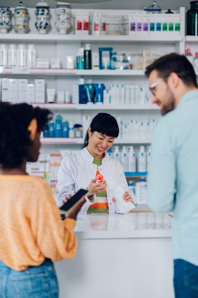 patients au comptoir d'une pharmacie