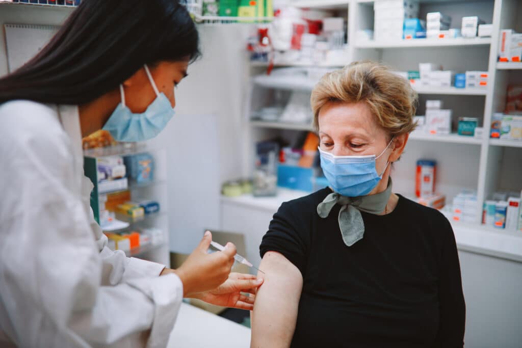 Pharmacienne vaccinant une patiente
