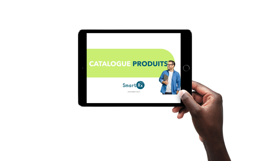 Main tendant une tablette avec le catalogue produit Smart Rx ouvert dessus