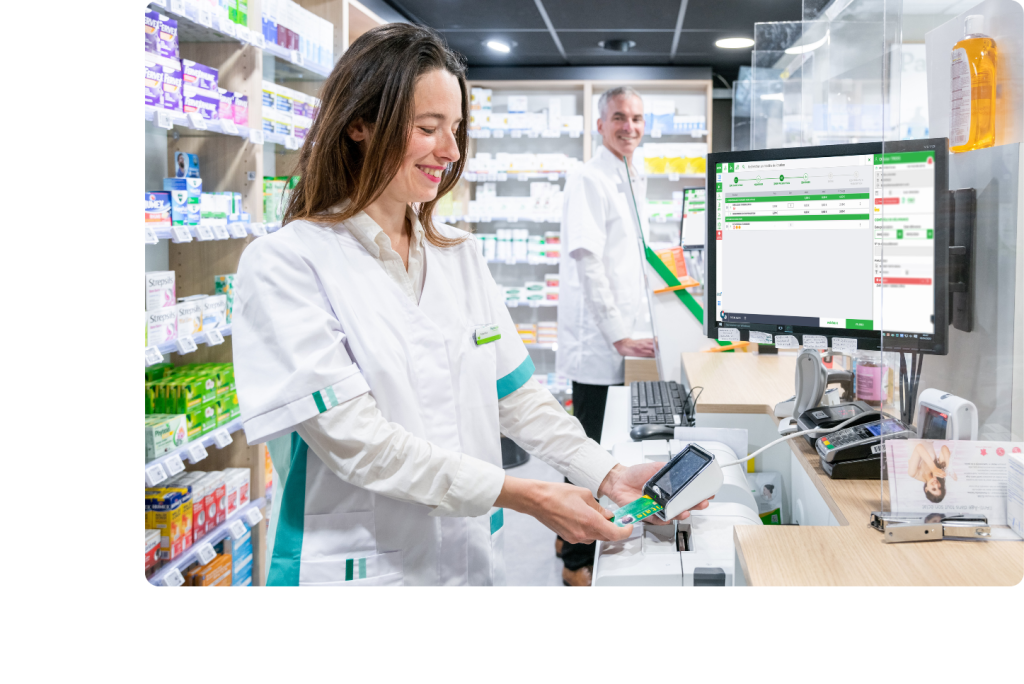 Pharmacienne travaillant avec le NEV en train de lire une carte vitale