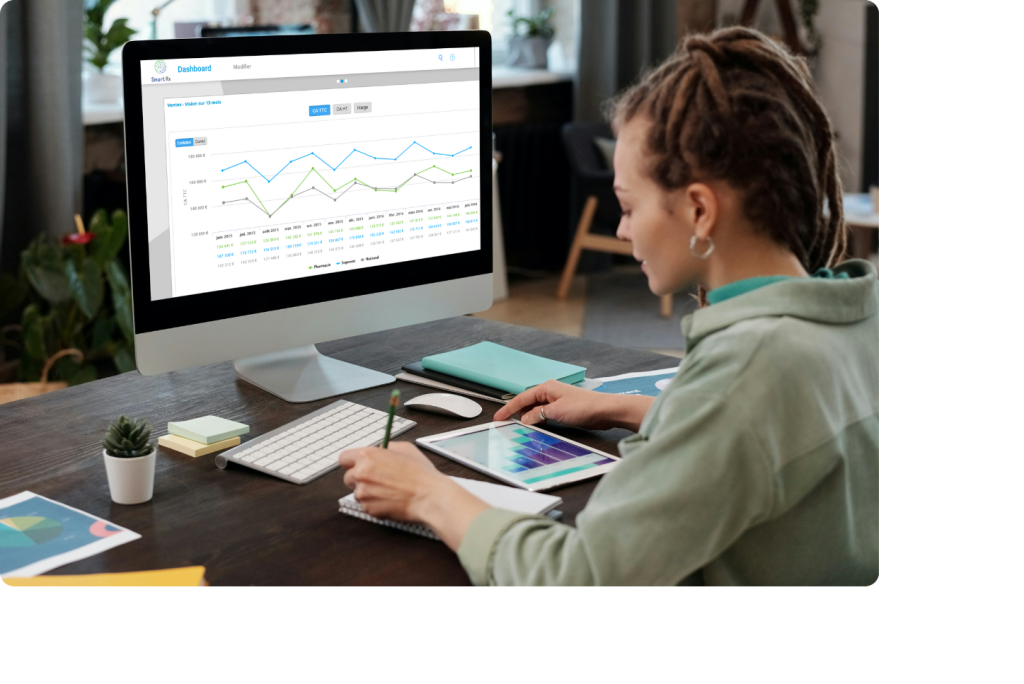 Femme travaillant sur un bureau avec Smart Rx Perf ouvert sur ordinateur