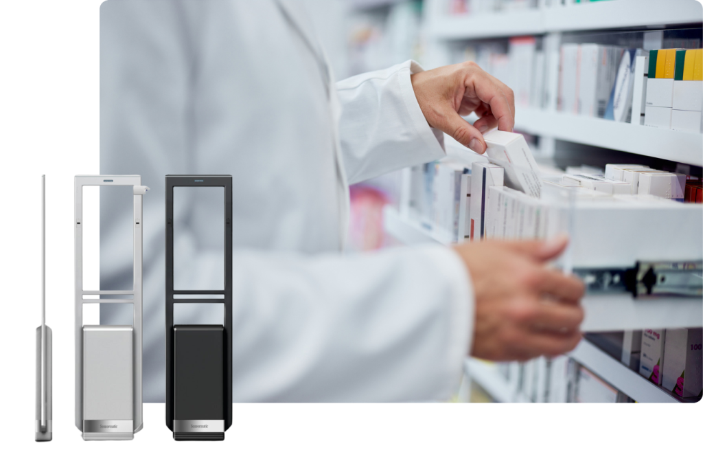 Pharmacienne cherchant un produit dans un tiroir avec des visuels de Smart Rx Portique au premier plan