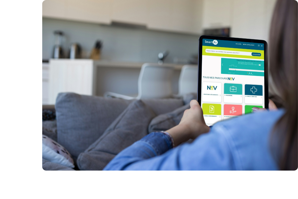 Femme dans un canapé regardant la plateforme e-learning sur une tablette