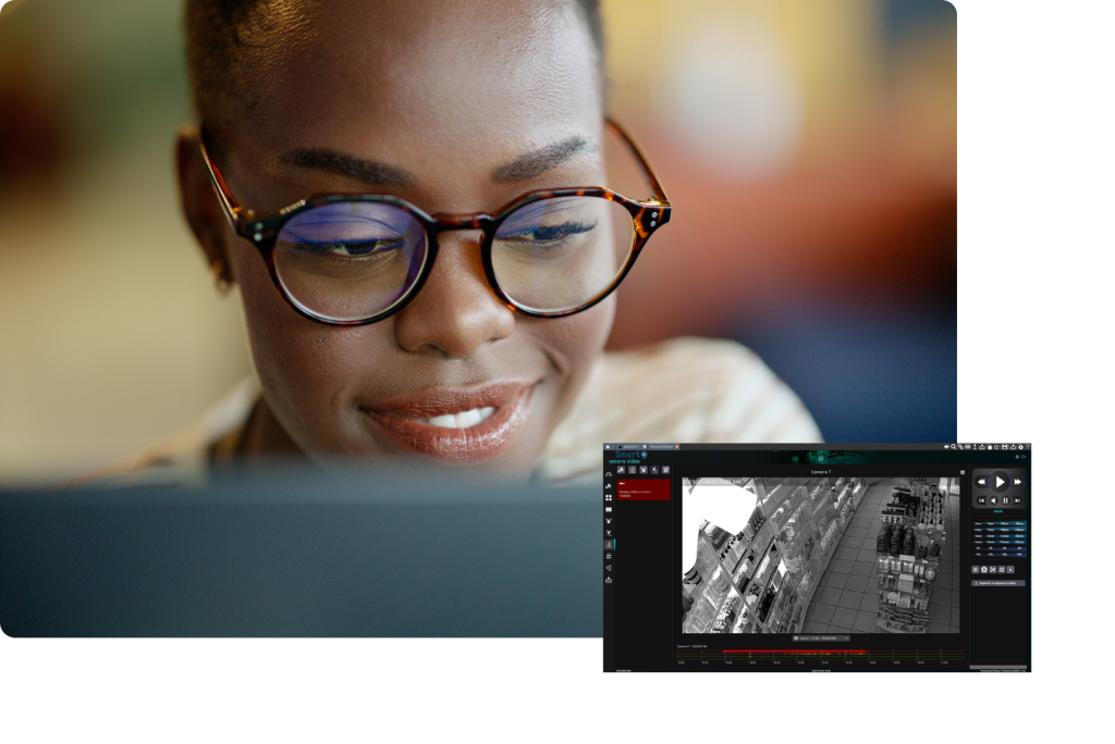 Visage d'une femme regardant un écran d'ordinateur avec une capture d'écran du logiciel Secure Video à côté