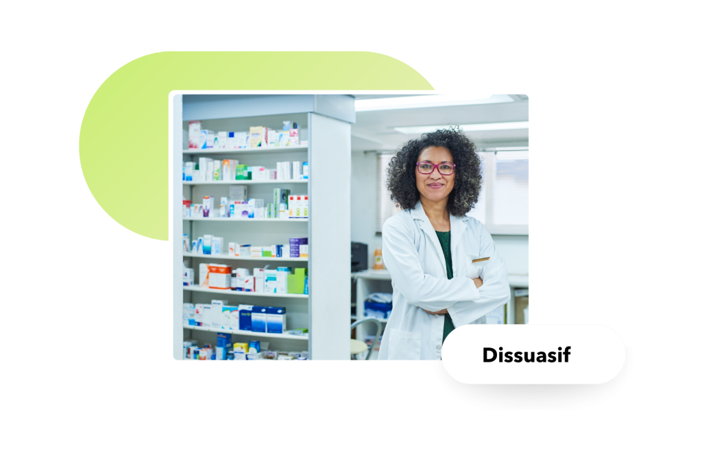 Pharmacienne en blouse blanche souriante et les bras croisés