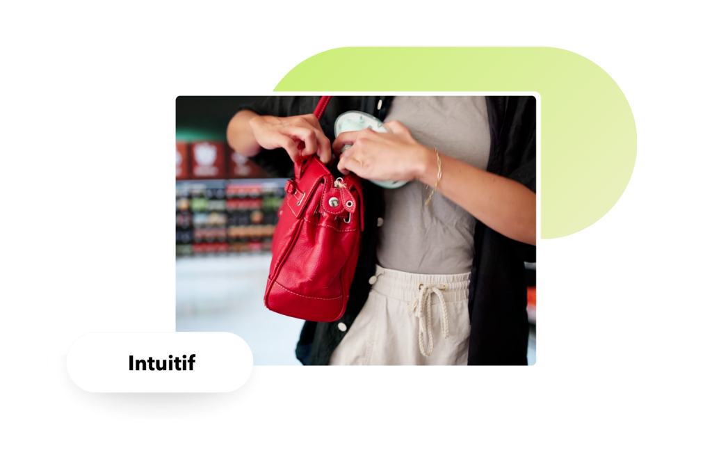 Personne dissimulant un produit dans son sac à main rouge