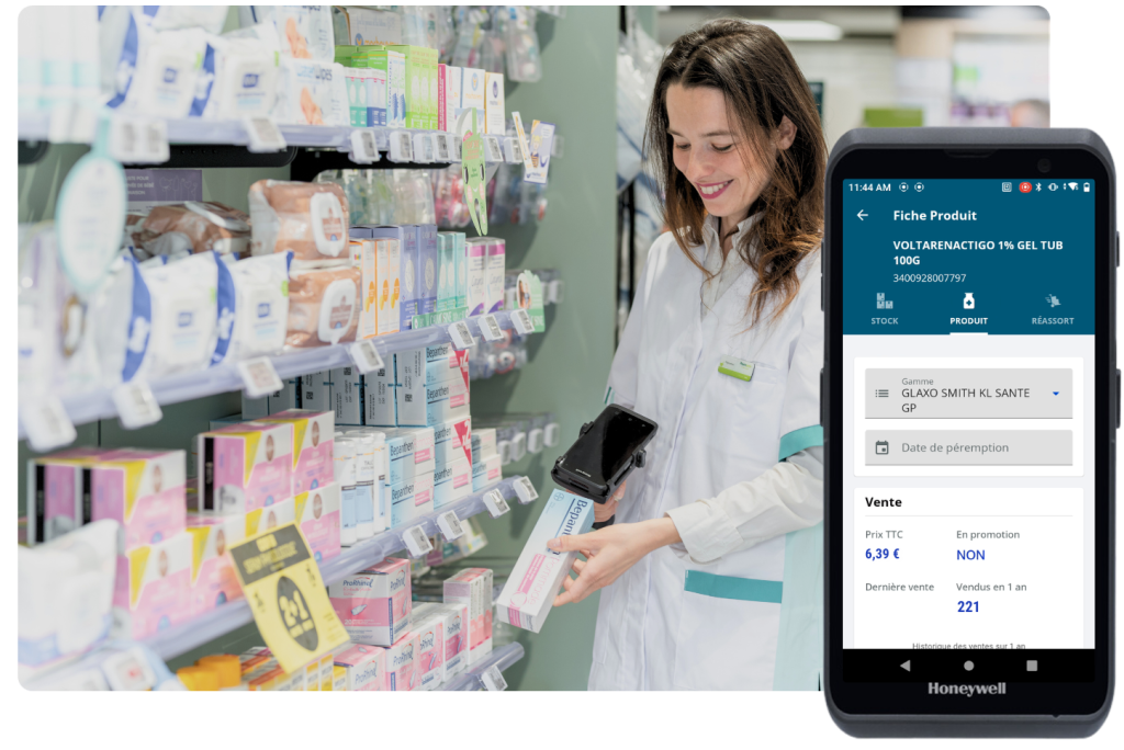 Pharmacienne utilisant smart rx logi stock dans un rayon avec capture d'ecran de logi stock en premier plan