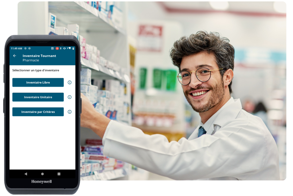 Pharmacien en blouse dans un rayon souriant et capture d'ecran de smart rx logi-stock en premier plan