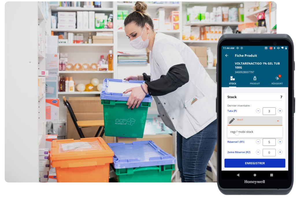 Préparatrice déballant des commandes avec capture d'écran de smart rx logi-stock au premier plan