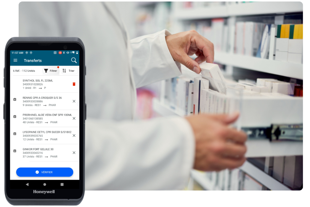 Mains de pharmaciens dans des tiroirs de produits avec capture d'écran de smart rx logi-stock en premier plan