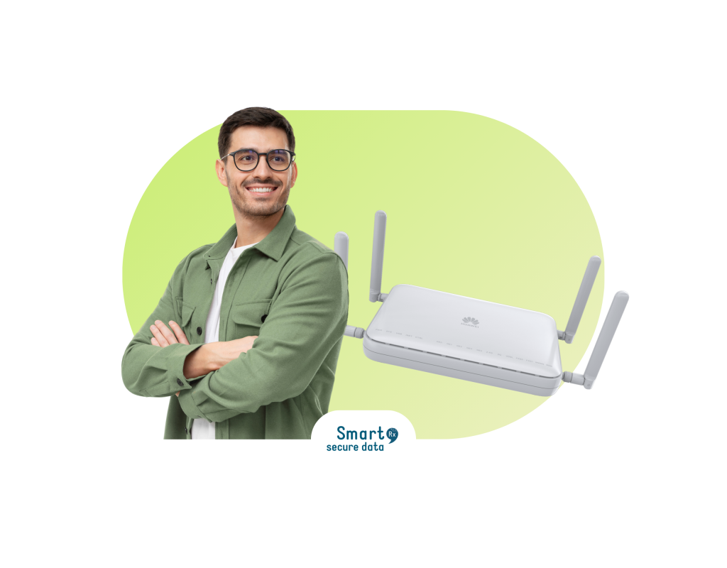 Homme souriant les bras croisés avec le modem routeur Secure Data à côté