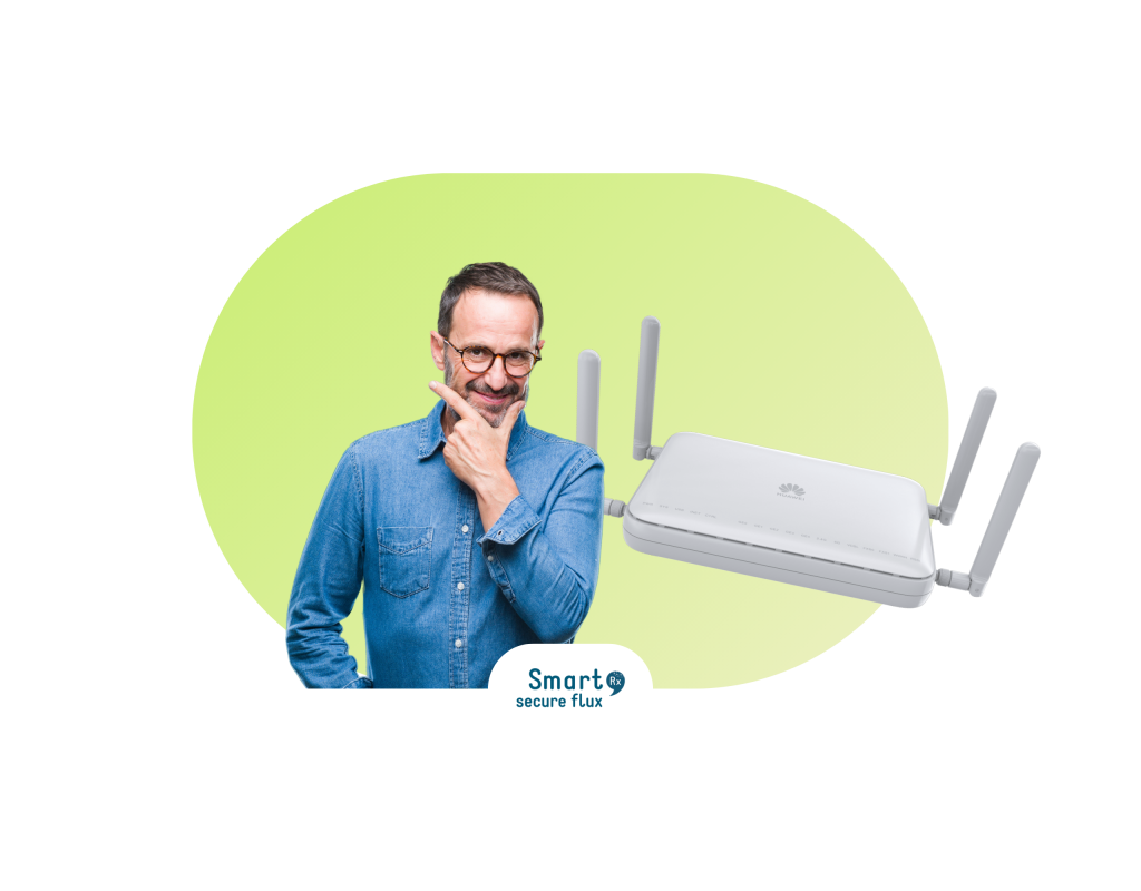 Homme souriant en chemise bleu et routeur 4G Secure Flux