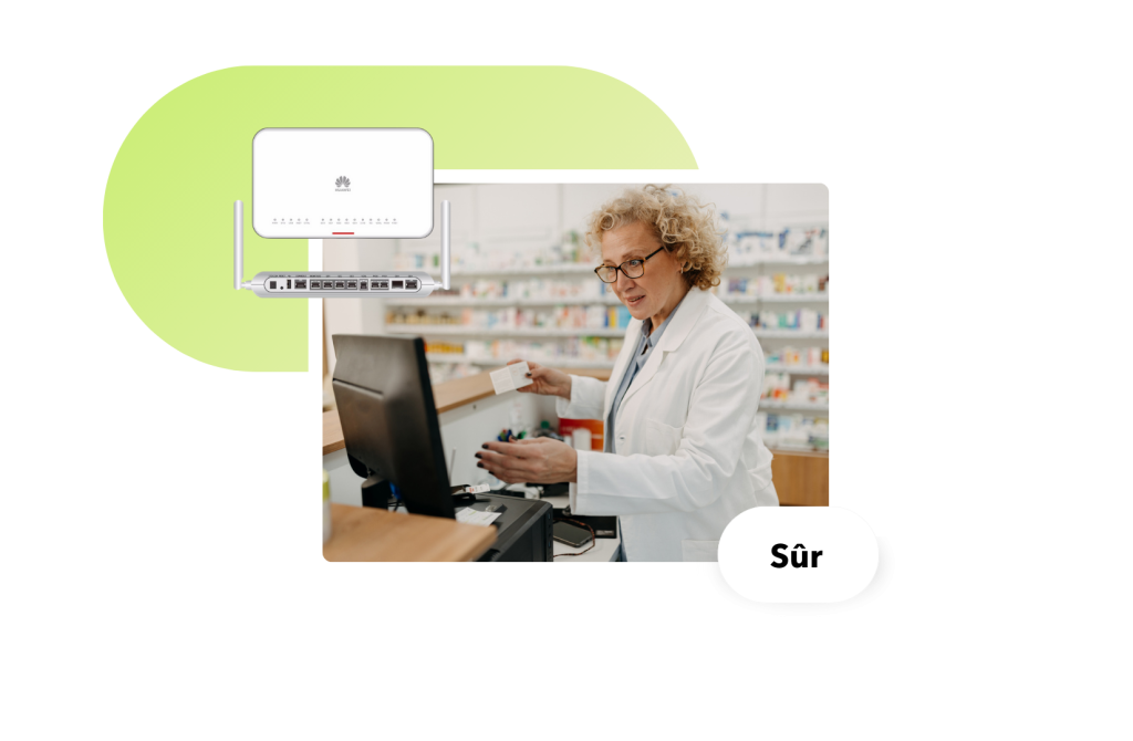 Pharmacienne au comptoir en blouse devant un poste et aperçu de Secure Flux du dessus
