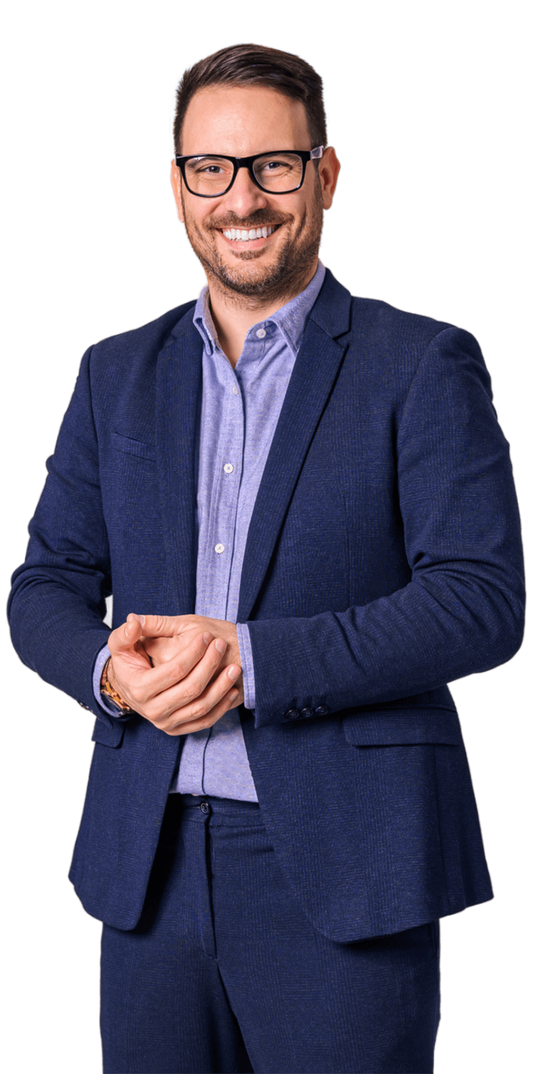 Homme en costume bleu souriant les mains l'une contre l'autre