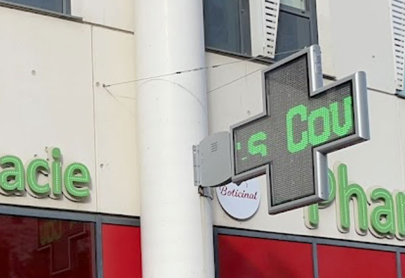 Croix de pharmacie HD sur une devanture beige