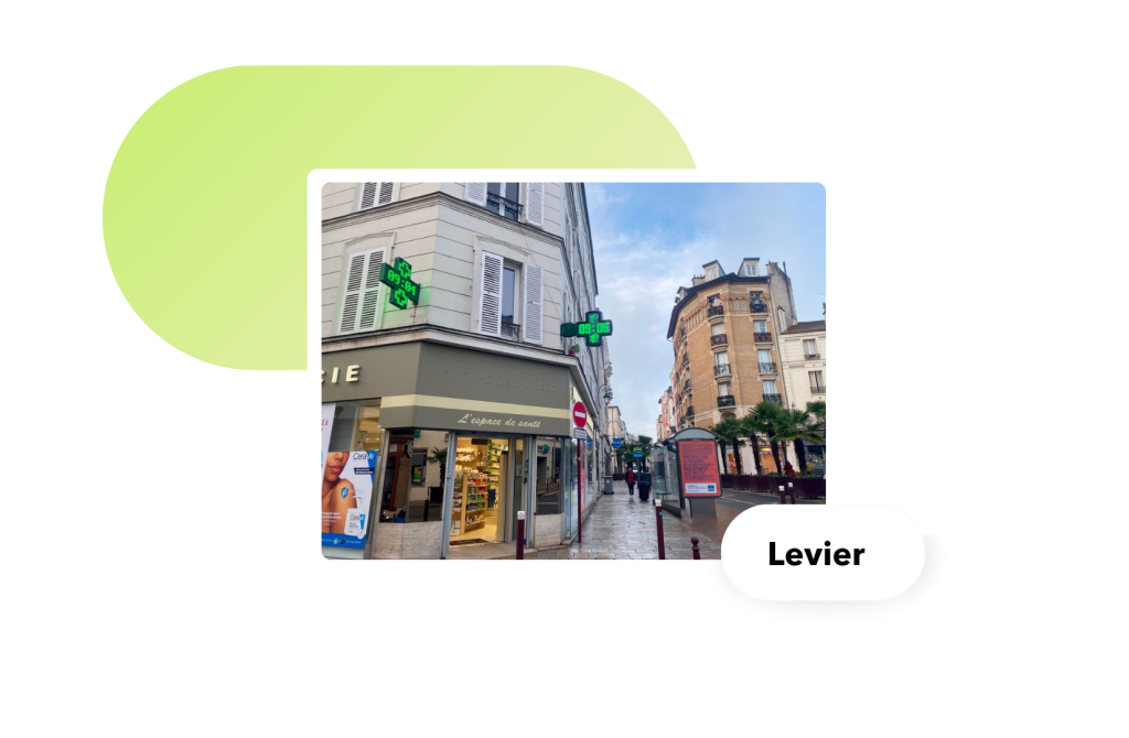 deux croix de pharmacie smart rx sur une enseigne dans la rue d'une ville