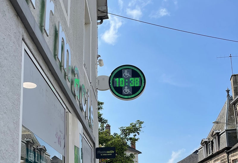 Croix de pharmacie ronde avec le ciel bleu derrière