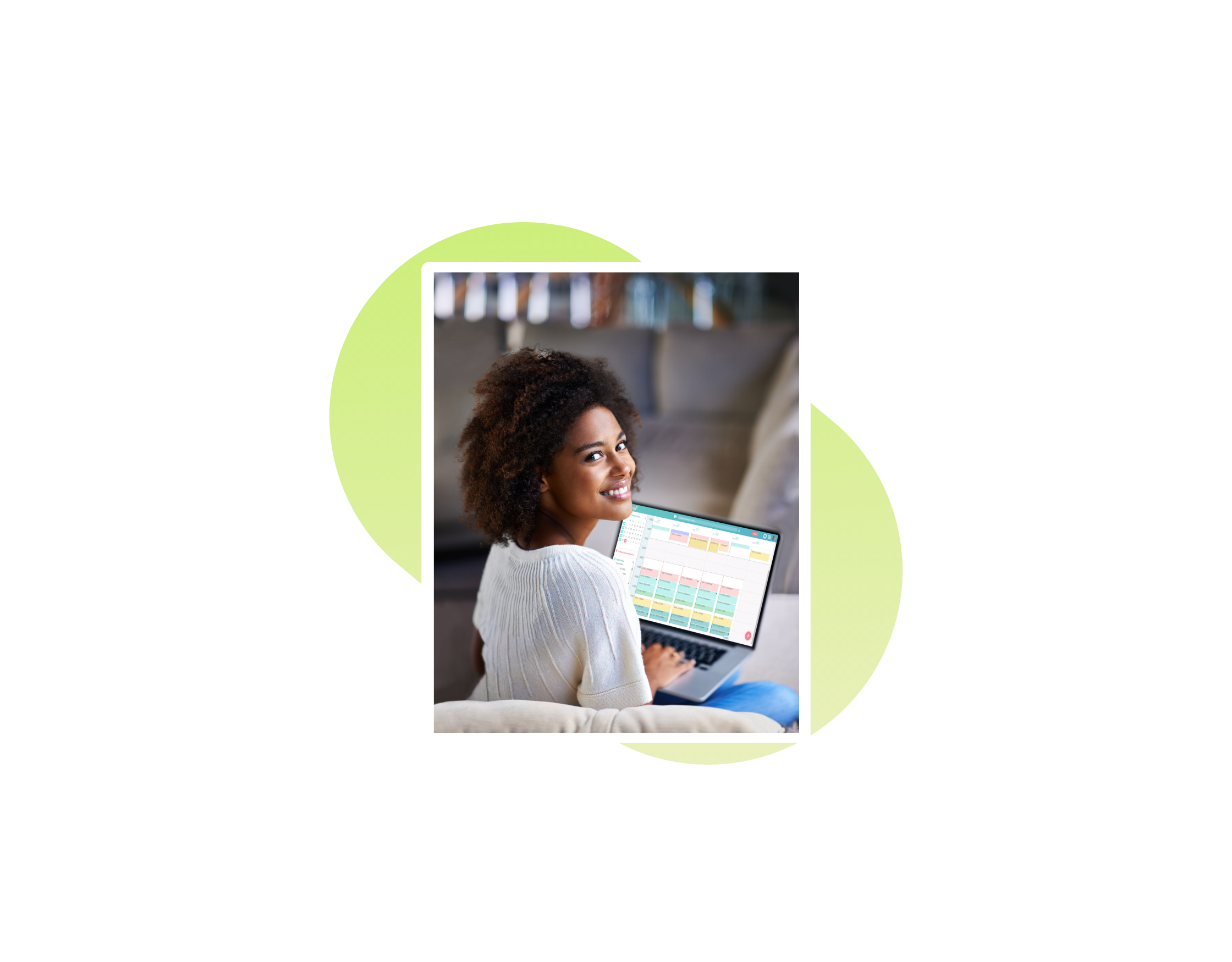 Femme souriante utilisant maiia agenda sur un ordinateur portable