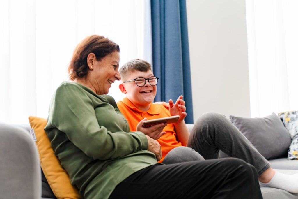 Maman et son fils handicapé utilisant un smartphone comme thérapie digitale
