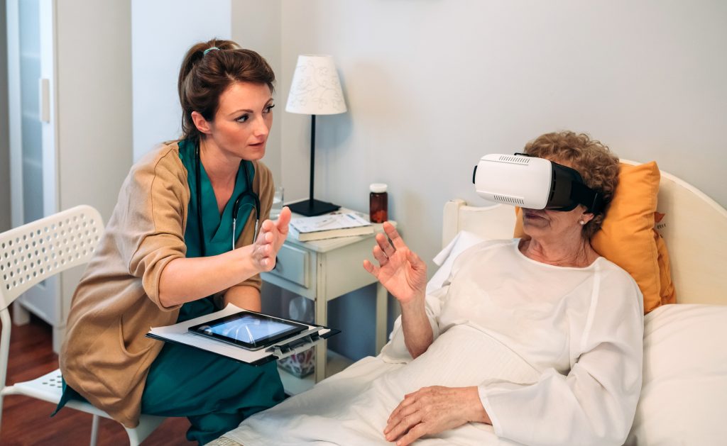 Patiente médicalisée avec un casque de VR sur la tête