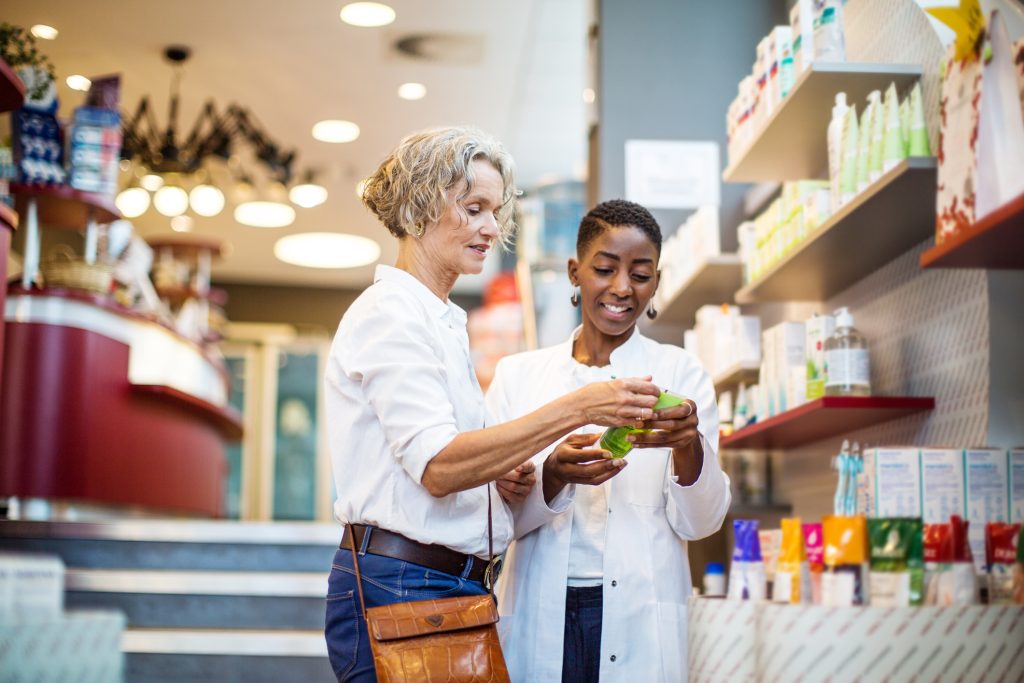 Pharmacienne conseillant une patiente dans un rayon de pharmacie