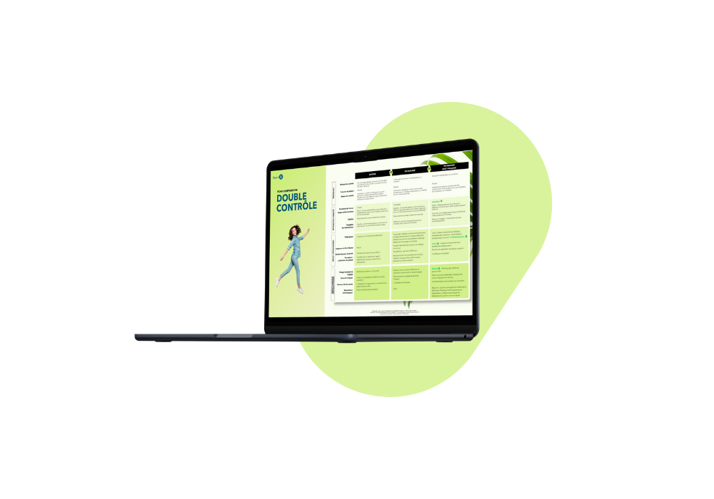 Fiche comparative double contrôle d'ordonnance ouverte sur un PC portable avec une forme verte unie en fond