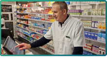 Pharmacien titulaire de la pharmacie de la poste au comptoir