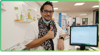 Titulaire de la pharmacie H8 à Bois d'Arcy au comptoir avec le logiciel Smart Rx