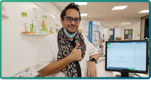 Pharmacien de la pharmacie de Bois d'Arcy au comptoir