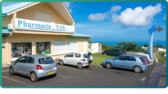 Devanture de la pharmacie de Tan Rouge