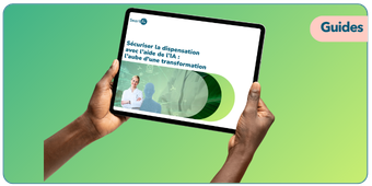 Mains qui lisent une tablette avec guide sur la sécurisation de la délivrance en officine