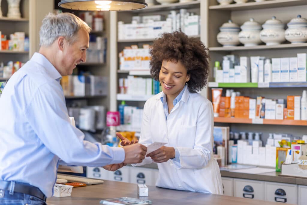 Pharmacienne délivrant au comptoir