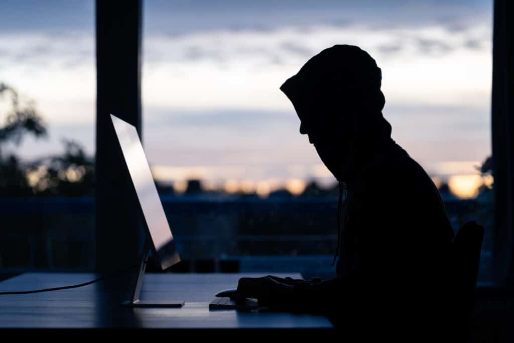 Hacker devant un ordinateur