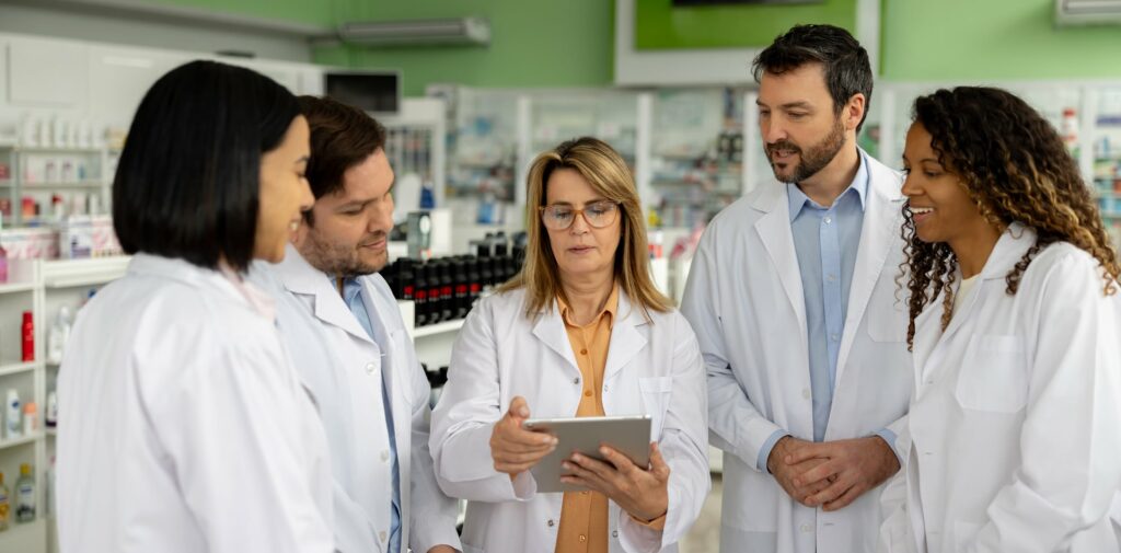 Réunion du personnel d'une pharmacie