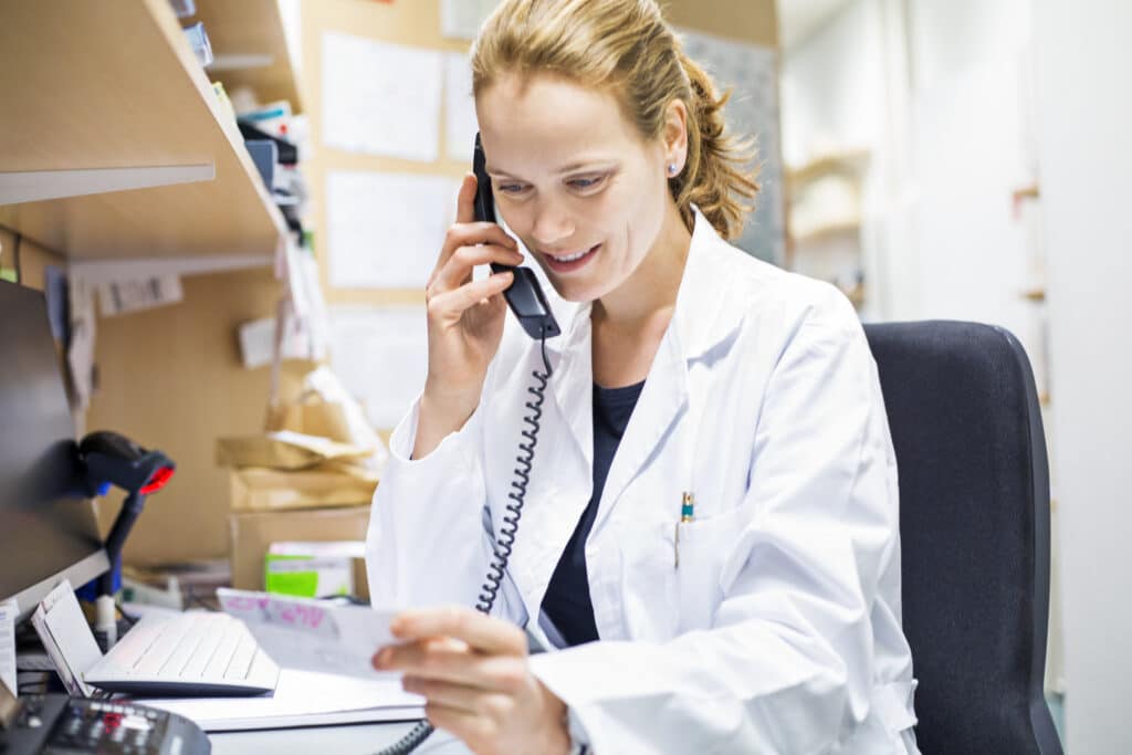 Pharmacienne au téléphone dans le cadre d'un exercice coordonné